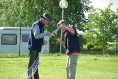 Om  und Daniel beim Einstellen der Waage