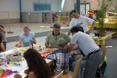 Modellbau-Ausstellung/ Wilfried beim Mini-Drachen bauen