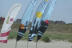 Fahnen-Parade am Strand
