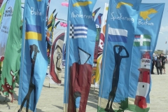 Fahnen-Parade am Strand
