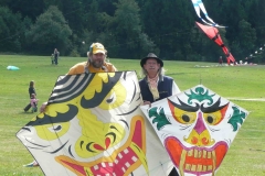 Hütten, zwei Drachen mit ähnlichem Muster
