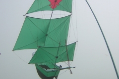 Hütten bei Nebel,  Gemeinsam-Arbeit Segelschiffe vom Drachenclub der Baar